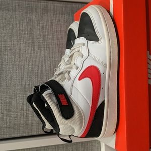 Boys Nike Sneakers sz 2